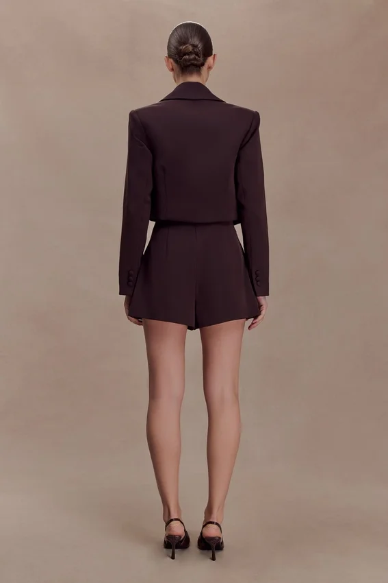 Blazer corto de traje Simone – Chocolate oscuro Blazer corto de traje Simone – Chocolate oscuro