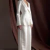 Blazer de satén entallado Ada – Marfil Blazer de satén entallado Ada – Marfil