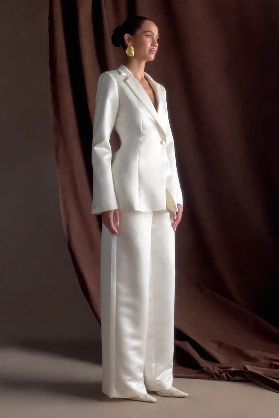 Blazer de satén entallado Ada – Marfil Blazer de satén entallado Ada – Marfil