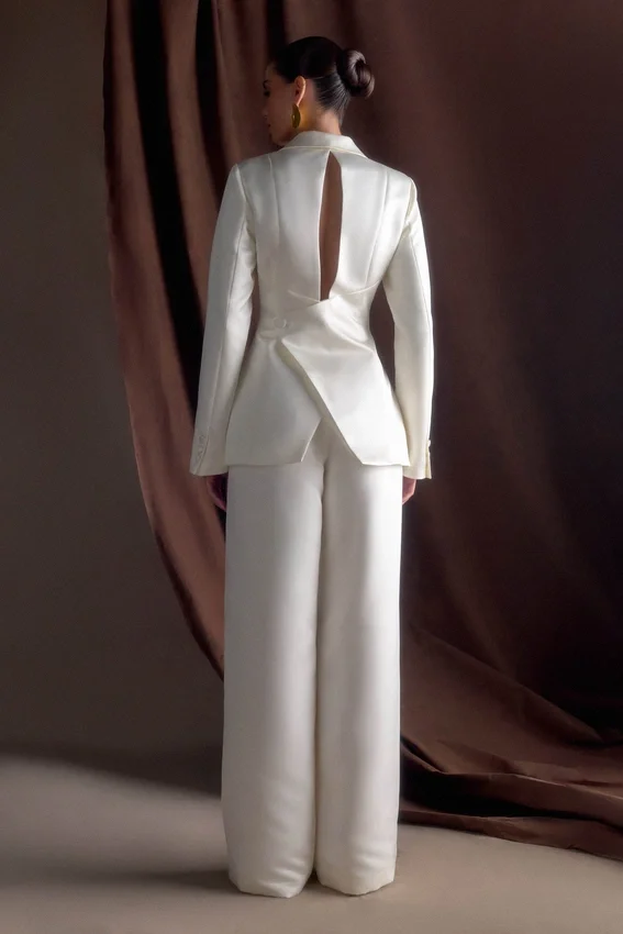 Blazer de satén entallado Ada – Marfil Blazer de satén entallado Ada – Marfil