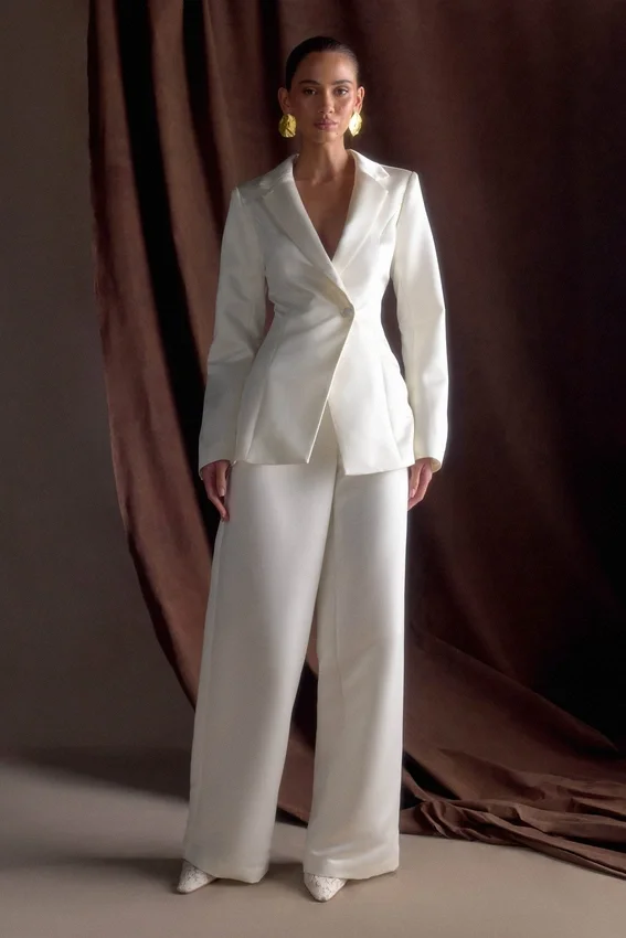 Blazer de satén entallado Ada – Marfil Blazer de satén entallado Ada – Marfil