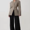 Blazer entallado Mila – Cuadros beige Blazer entallado Mila – Cuadros beige