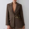 Blazer estructurado Romy con detalles metálicos – Espiga Blazer estructurado Romy con detalles metálicos – Espiga