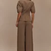 Blusa de traje con mangas abullonadas Opal – Marrón cacao Blusa de traje con mangas abullonadas Opal – Marrón cacao