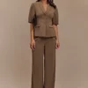 Blusa de traje con mangas abullonadas Opal – Marrón cacao Blusa de traje con mangas abullonadas Opal – Marrón cacao