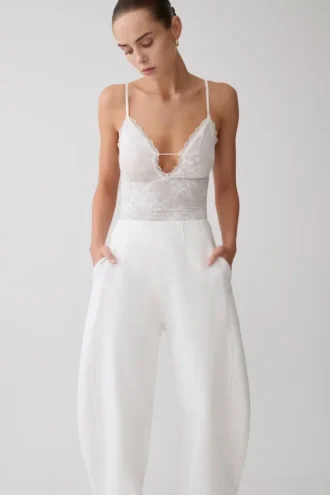 Body de encaje transparente con escote en V Jasper – Marfil
