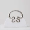 Bolso de mano con marco de satén Elianne – Blanco Bolso de mano con marco de satén Elianne – Blanco