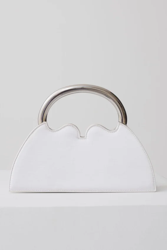 Bolso de mano con marco de satén Elianne – Blanco Bolso de mano con marco de satén Elianne – Blanco