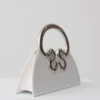 Bolso de mano con marco de satén Elianne – Blanco Bolso de mano con marco de satén Elianne – Blanco