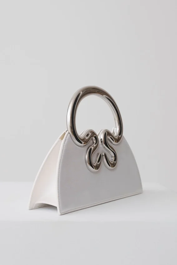 Bolso de mano con marco de satén Elianne – Blanco Bolso de mano con marco de satén Elianne – Blanco