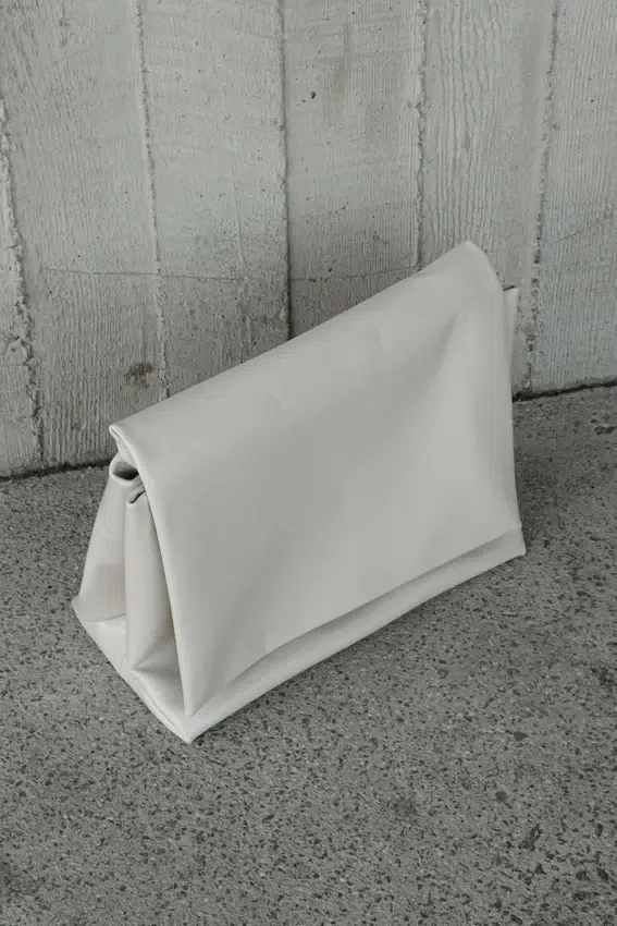 Bolso de mano oversize de piel sintética Kiera – Marfil Bolso de mano oversize de piel sintética Kiera – Marfil