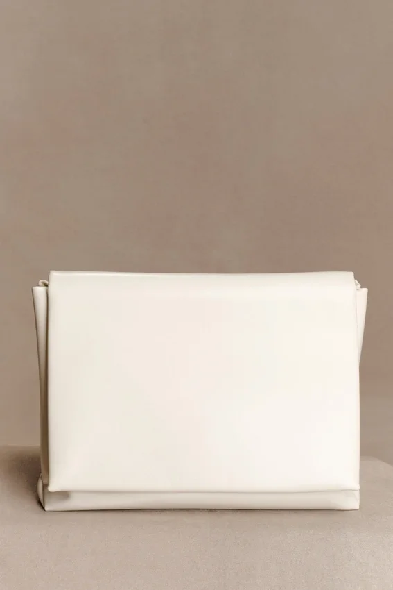 Bolso de mano oversize de piel sintética Kiera – Marfil Bolso de mano oversize de piel sintética Kiera – Marfil
