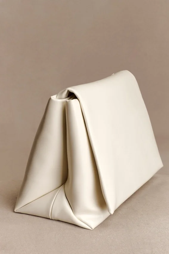 Bolso de mano oversize de piel sintética Kiera – Marfil Bolso de mano oversize de piel sintética Kiera – Marfil