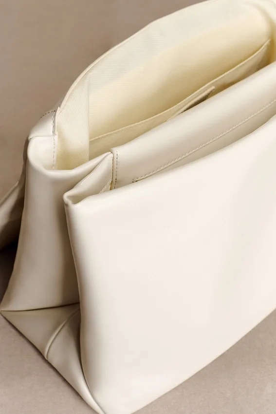 Bolso de mano oversize de piel sintética Kiera – Marfil Bolso de mano oversize de piel sintética Kiera – Marfil