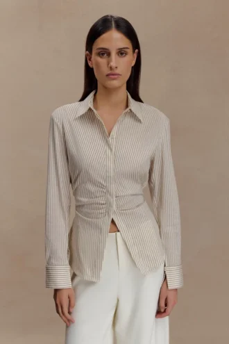 Camisa de algodón con lazo en la espalda Millie – Rayas diplomáticas beige
