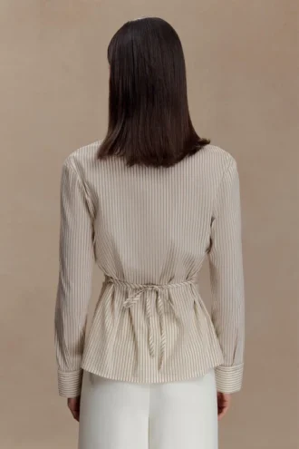 Camisa de algodón con lazo en la espalda Millie – Rayas diplomáticas beige