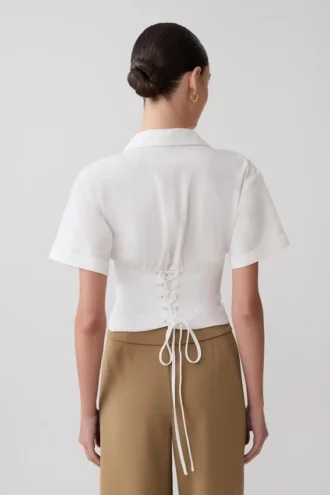 Camisa de pantalones cortos con lazo en la espalda Noelia – Blanca