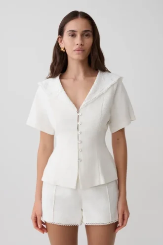 Camisa de pantalones cortos Melody con cuello de encaje – Blanca Camisa de pantalones cortos Melody con cuello de encaje – Blanca