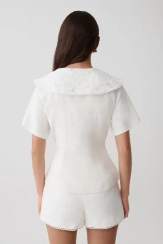 Camisa de pantalones cortos Melody con cuello de encaje – Blanca Camisa de pantalones cortos Melody con cuello de encaje – Blanca