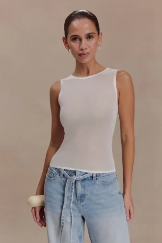Camiseta sin mangas de punto transparente Dollie – Marfil
