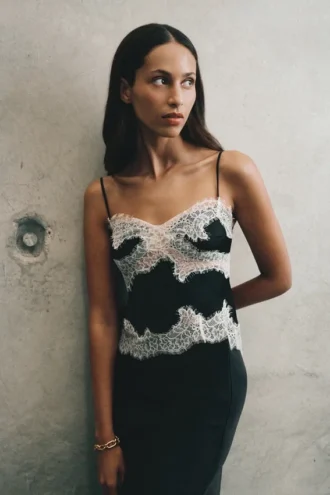 Camisola de satén y encaje Nina – Negro/Marfil