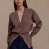 Cárdigan de punto con botones llamativos Amanda – Marrón cacao Cárdigan de punto con botones llamativos Amanda – Marrón cacao