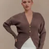 Cárdigan de punto con botones llamativos Amanda – Marrón cacao Cárdigan de punto con botones llamativos Amanda – Marrón cacao