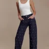 Denim de tiro medio con tachuelas Alima – Azul índigo lavado Denim de tiro medio con tachuelas Alima – Azul índigo lavado