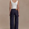 Denim de tiro medio con tachuelas Alima – Azul índigo lavado Denim de tiro medio con tachuelas Alima – Azul índigo lavado