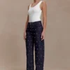 Denim de tiro medio con tachuelas Alima – Azul índigo lavado Denim de tiro medio con tachuelas Alima – Azul índigo lavado