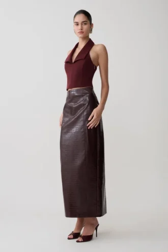 Falda midi de imitación de piel de cocodrilo Thalia – Merlot