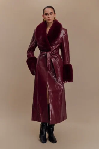 Gabardina Bec de piel sintética con pelo sintético – Rojo cereza