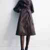 Gabardina de imitación de cuero Tarah – Marrón cacao Gabardina de imitación de cuero Tarah – Marrón cacao