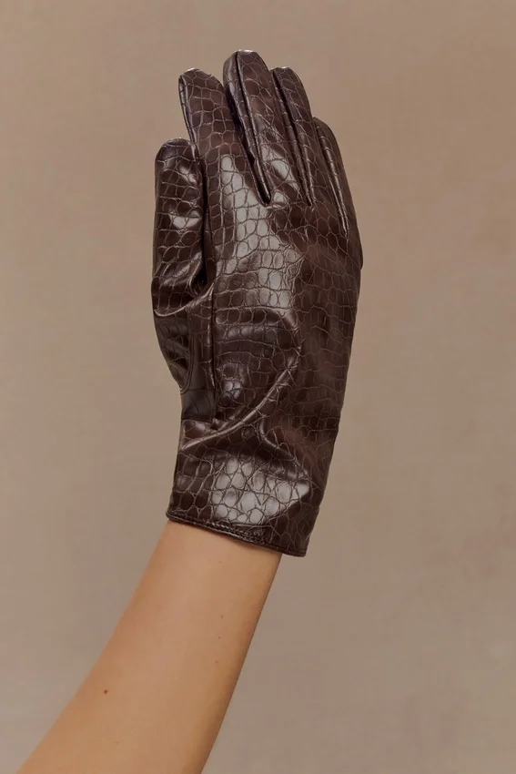 Guantes Atlas de piel sintética con estampado de cocodrilo – Chocolate Guantes Atlas de piel sintética con estampado de cocodrilo – Chocolate