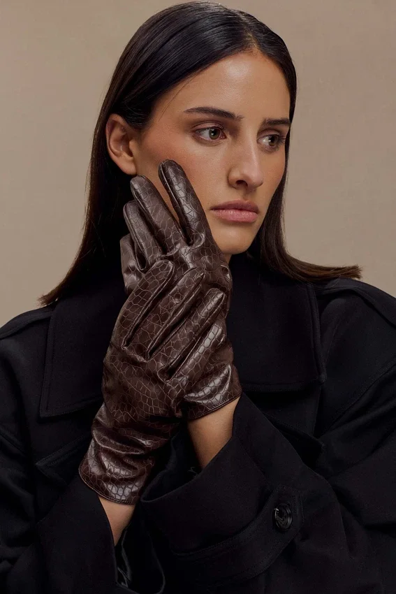 Guantes Atlas de piel sintética con estampado de cocodrilo – Chocolate Guantes Atlas de piel sintética con estampado de cocodrilo – Chocolate