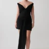 Minivestido con hombros descubiertos y lazo en la cintura Runa – Negro Minivestido con hombros descubiertos y lazo en la cintura Runa – Negro