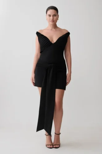 Minivestido con hombros descubiertos y lazo en la cintura Runa – Negro