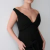 Minivestido con hombros descubiertos y lazo en la cintura Runa – Negro Minivestido con hombros descubiertos y lazo en la cintura Runa – Negro