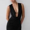 Minivestido escarlata con cuello vuelto y corte ceñido – Negro Minivestido escarlata con cuello vuelto y corte ceñido – Negro