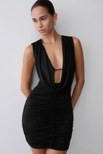 Minivestido escarlata con cuello vuelto y corte ceñido – Negro