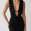 Minivestido escarlata con cuello vuelto y corte ceñido – Negro Minivestido escarlata con cuello vuelto y corte ceñido – Negro