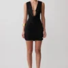 Minivestido escarlata con cuello vuelto y corte ceñido – Negro Minivestido escarlata con cuello vuelto y corte ceñido – Negro