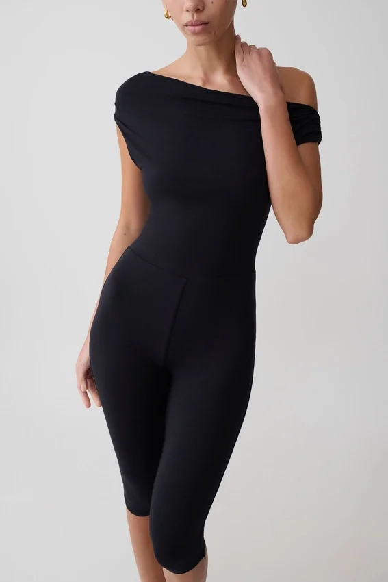 Mono de modal con un solo hombro de Anh – Negro Mono de modal con un solo hombro de Anh – Negro