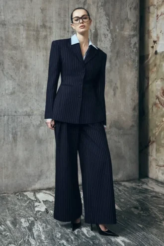Pantalones anchos plisados Jacqueline – Rayas diplomáticas azul marino