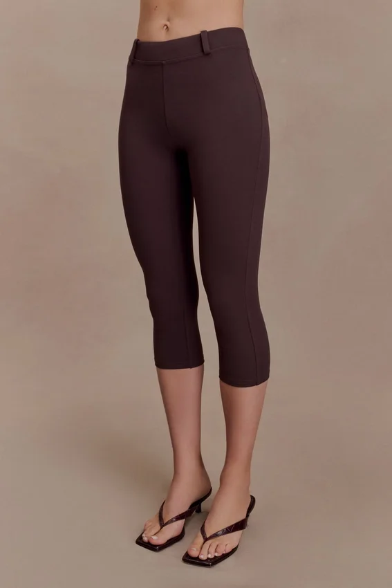 Pantalones capri de crepé elástico Blanca – Chocolate Pantalones capri de crepé elástico Blanca – Chocolate