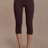 Pantalones capri de crepé elástico Blanca – Chocolate Pantalones capri de crepé elástico Blanca – Chocolate