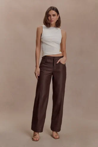 Pantalones de cintura media de imitación de cuero Theo – Chocolate oscuro Pantalones de cintura media de imitación de cuero Theo – Chocolate oscuro