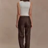 Pantalones de cintura media de imitación de cuero Theo – Chocolate oscuro Pantalones de cintura media de imitación de cuero Theo – Chocolate oscuro