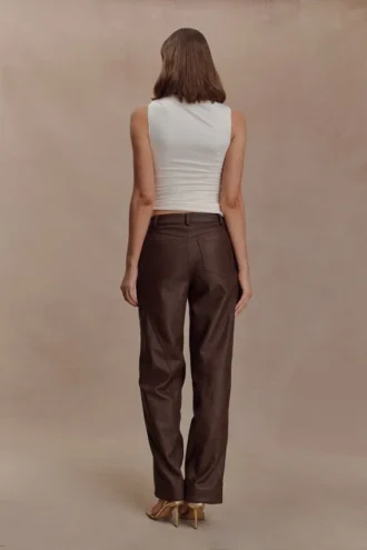 Pantalones de cintura media de imitación de cuero Theo – Chocolate oscuro Pantalones de cintura media de imitación de cuero Theo – Chocolate oscuro