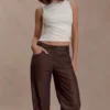 Pantalones de cintura media de imitación de cuero Theo – Chocolate oscuro Pantalones de cintura media de imitación de cuero Theo – Chocolate oscuro
